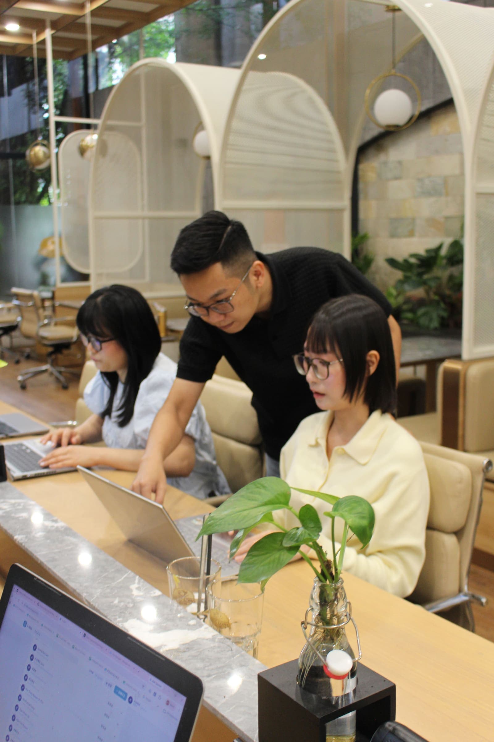 Đội ngũ SENZU BASE trao đổi công việc